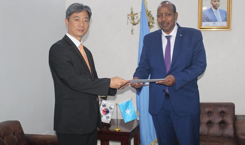 New South Korean and Serbian ambassadors to Somalia presents diplomatic credentials