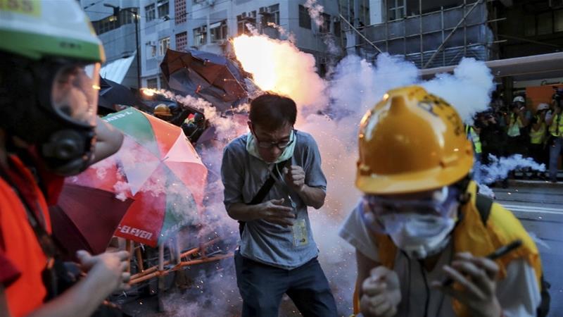 Police, protesters clash in Hong Kong for second day