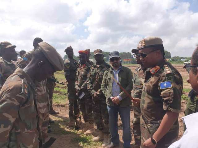 Somali Defense Minister visits Aw-Dhegle